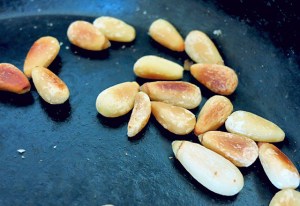 Pinienkerne goldbraun anrösten für Fenchel Carpaccio