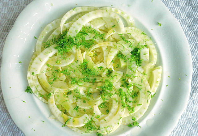 Fenchel Carpaccio fast fertig mit Limettenzesten und Grün