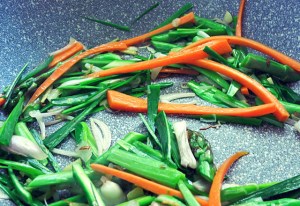 Gemüse anbraten für Bami Goreng vegetarisch in Wok