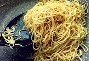 Mie Nudeln im Wok anbraten