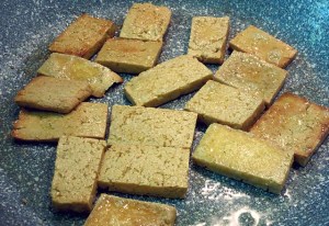 Bami Goreng vegetarisch: Tofu braten im Wok