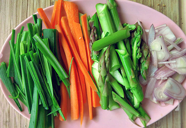 Gemüse für Bami Goreng auf Platte