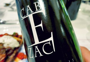 Chateau Cabezac zu Auberginen Caponata Tinastausenschön