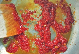 Tomarkmark und Knoblauch anschwitzen