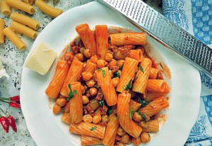 pasta e ceci Kichererbsen Pasta mit Chorizo Käse am Stück