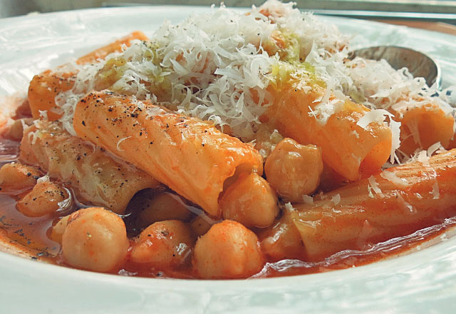 Pasta e ceci Kichererbsen Pasta vegetarisch mit Parmesan