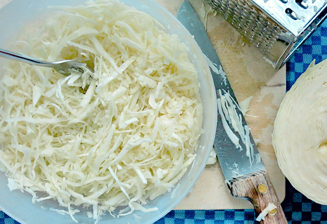 Geraspelt und geschnitten. Weisskraut Salat