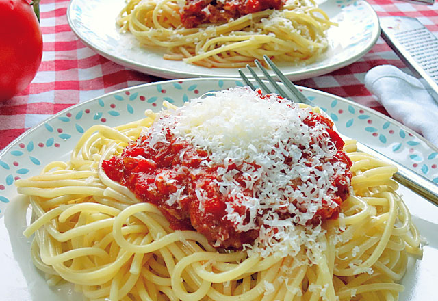 Kinderteller: Nudeln mit Tomatensauce Käse. Sieht nach Miracoli aus