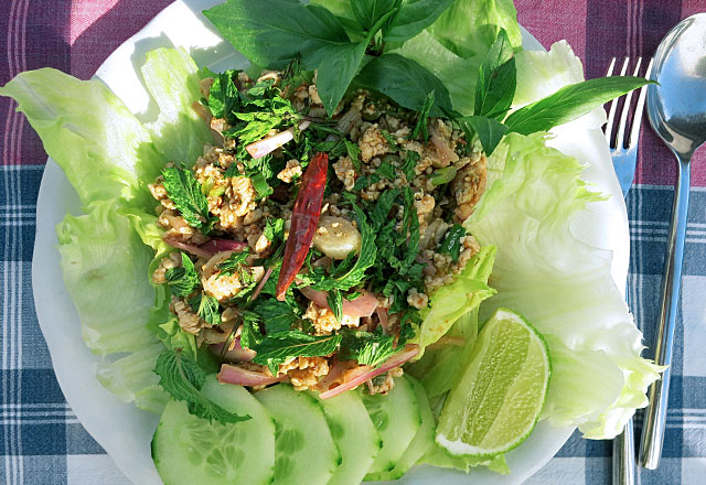 Sommerküche an Bord: Larb Gai von "Die See kocht"
