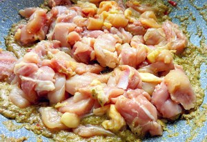 Gelbes Curry mit Huehnchen in Wok