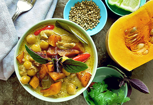 Die See kocht gelbes Thai Curry mit Kürbis