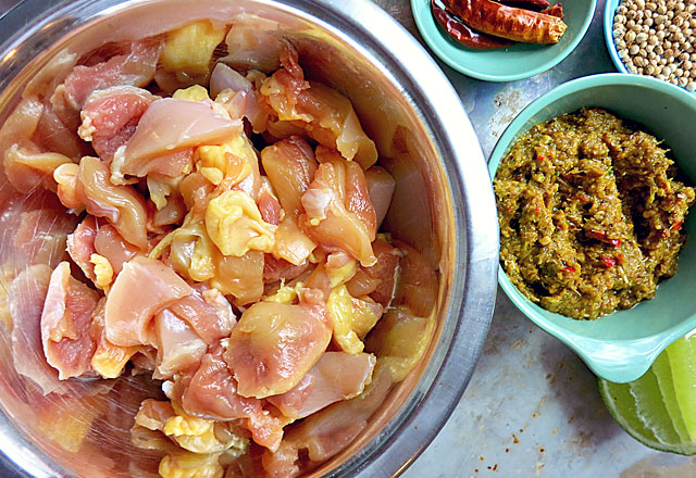 Hühnerkeulen und Zutaten Gaeng Kari