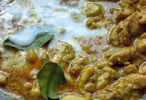 Gelbes Curry mit Kaffirlimetten-Blättern