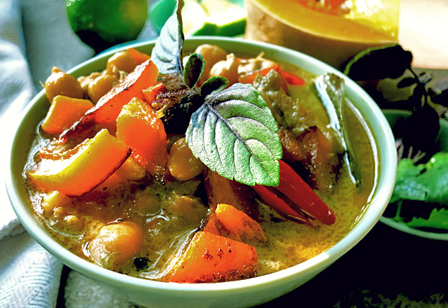 Gelbes Thai Curry mit Kuerbis Kichererbsen