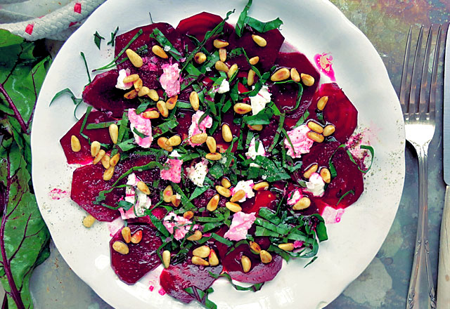 Carpaccio Rote Bete Pinienkerne und Ziegenkaese