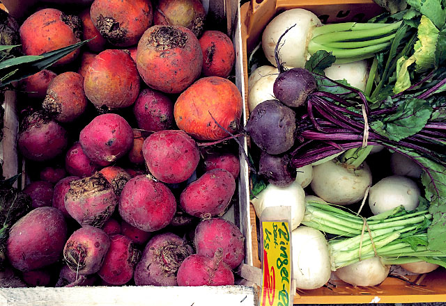 Rote Bete und Rueben auf dem Markt
