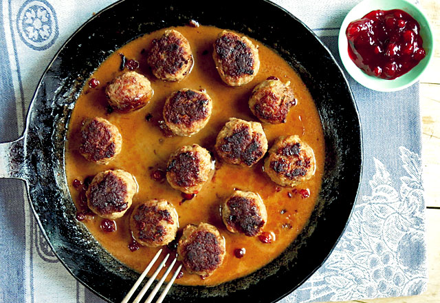 Schwedische Koettbullar Brunsoß Preiselbeeren