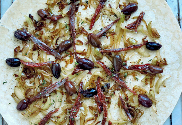 Flammkuchen Pissaladiere dünn belegt