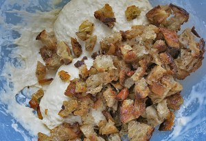 Serviettenknoedelteig mit Roestbrot