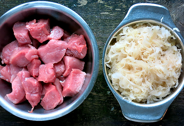 Fleisch und Sauerkraut fuer Szegediner Gulasch