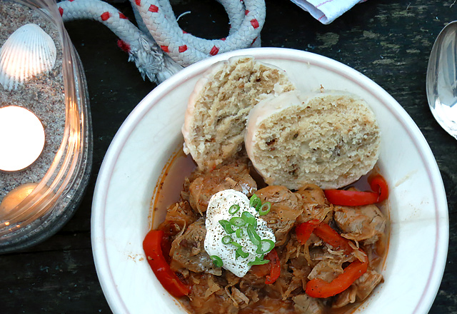 Szegediner Gulasch mit Serviettenknoedel
