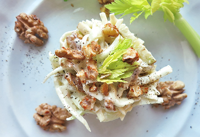 Waldorf Salat mit Walnüssen lecker angerichtet