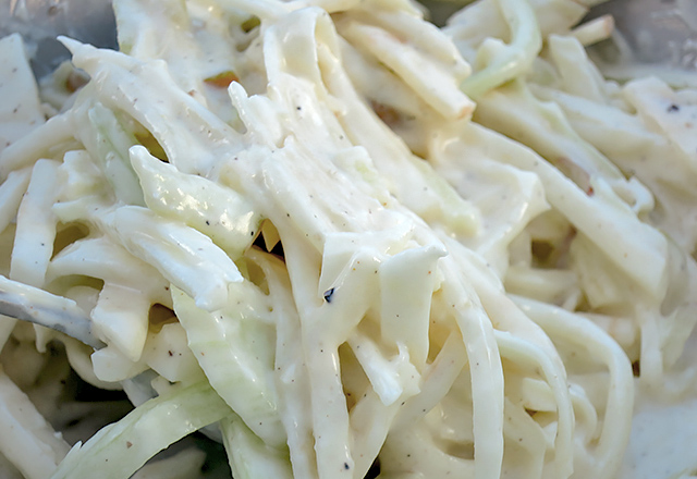 Waldorf Salat im Dressing ziehen lassen