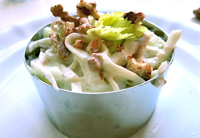 Waldorf Salat Turmbau auf Teller