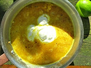 Rasta Dhal mit Kokosmilch in Pfanne sonnig