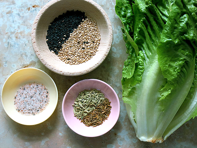 Gegrillte Salatherzen mit Gomasio