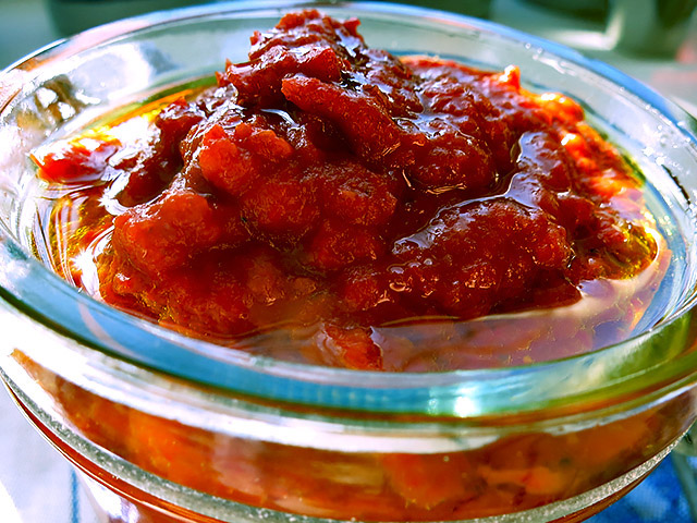 Ajvar fertig seitlich mit Öl