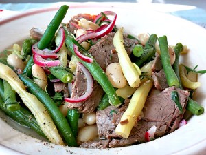 Bohnensalat mit Tafelspitz und roten Zwiebeln