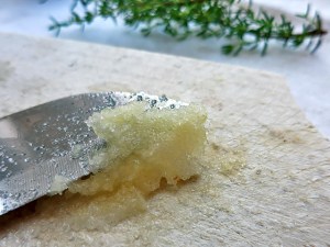 Bohnensalat Knoblauchpaste herstellen