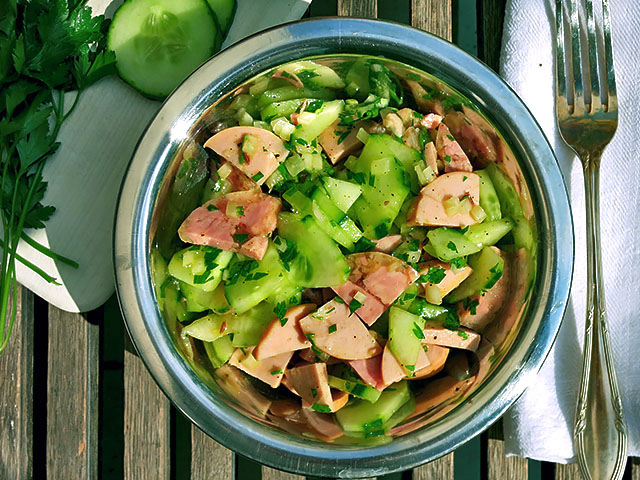 Fleischwurst, Gurke und Suelze Salat