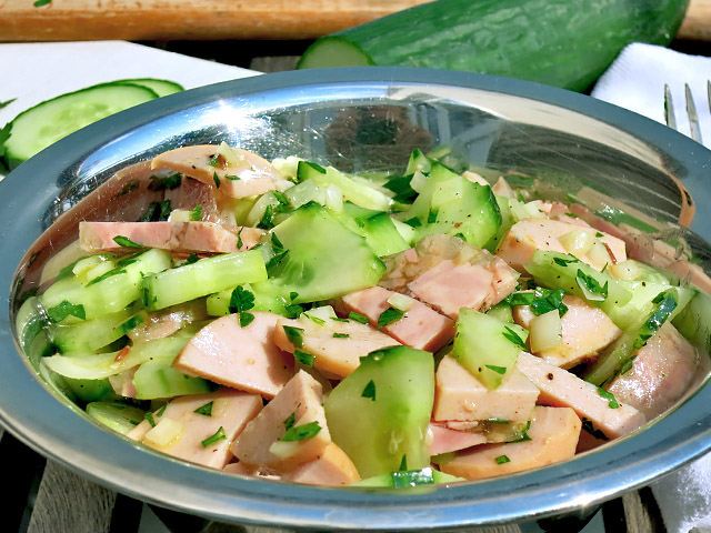 Fleischwurstsalat auf Teakdeck