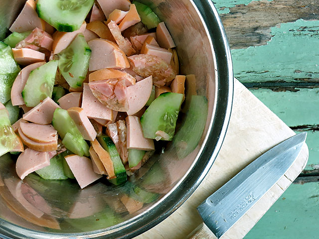 Fleischwurstsalat in Schuessel ohne Dressing