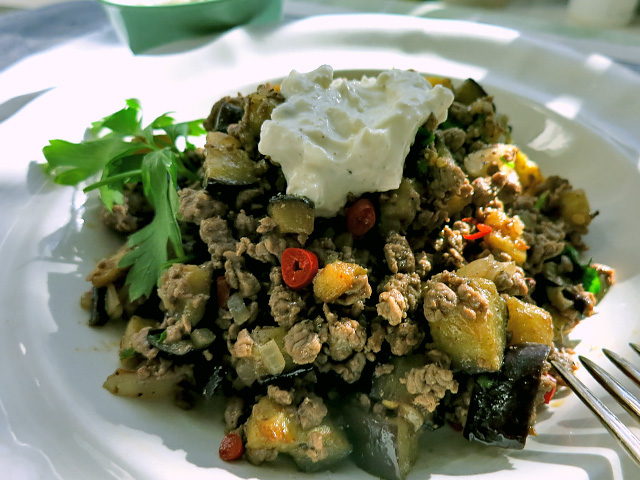 Auberginen-Hackfleisch-Pfanne mit Joghurt-Feta Dip (orientalisch) – DIE ... Auberginen-Hackfleisch-Pfanne mit Joghurt-Feta Dip (orientalisch) – DIE ...