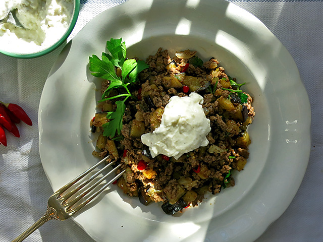 Auberginen-Hackfleisch-Pfanne mit Joghurt-Feta Dip (orientalisch) – DIE ... Auberginen-Hackfleisch-Pfanne mit Joghurt-Feta Dip (orientalisch) – DIE ...