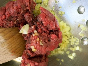 Hack und Zwiebeln anbraten Holzloeffel