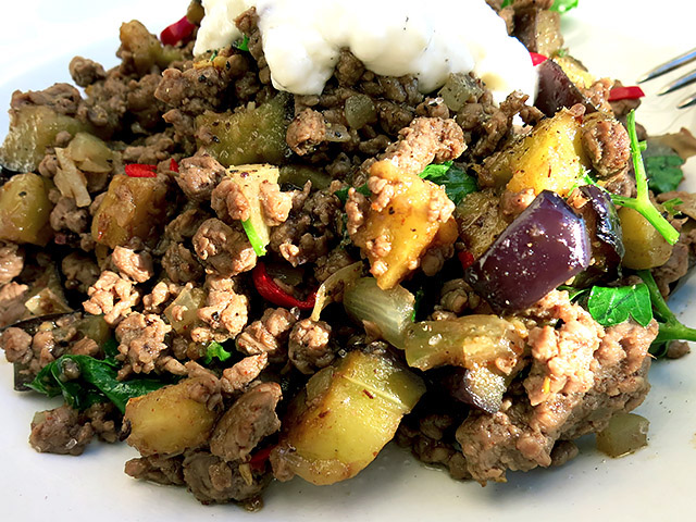 Auberginen-Hackfleisch-Pfanne mit Joghurt-Feta Dip (orientalisch) – DIE ... Auberginen-Hackfleisch-Pfanne mit Joghurt-Feta Dip (orientalisch) – DIE ...