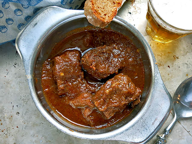 Wiener Wirtshausgulasch in Napf mit Bier