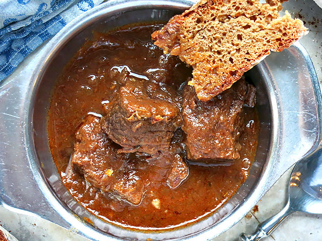 Wirtshausgulasch 3er mit selbstgebackenem Brot