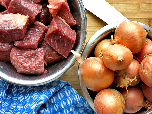 Wirtshausgulasch Rind und Zwiebeln