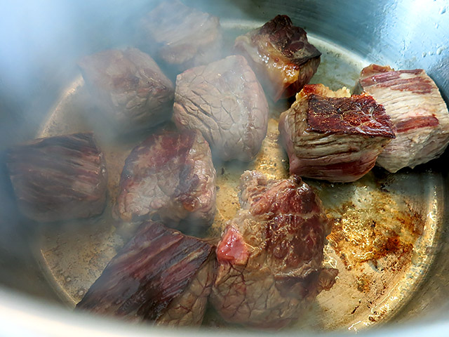 Wirtshausgulasch scharf portionsweise anbraten