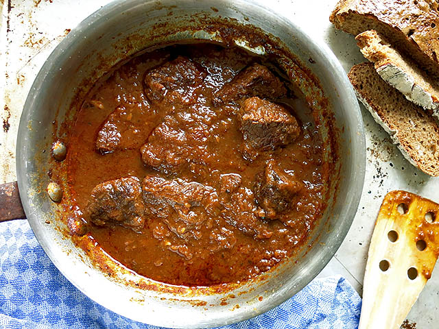 Wirtshausgulasch sämig in Pfanne