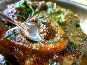 Ossobuco Mark aus Knochen loeffeln