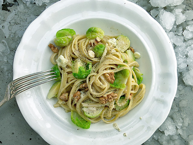 Rosenkohl Pasta mit Walnuss-Käsesauce: Hello Snow! Der Winter kann ...