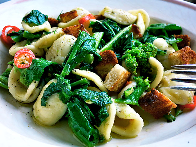 Stängelkohl mit Orecchiette und Brotwürfeln