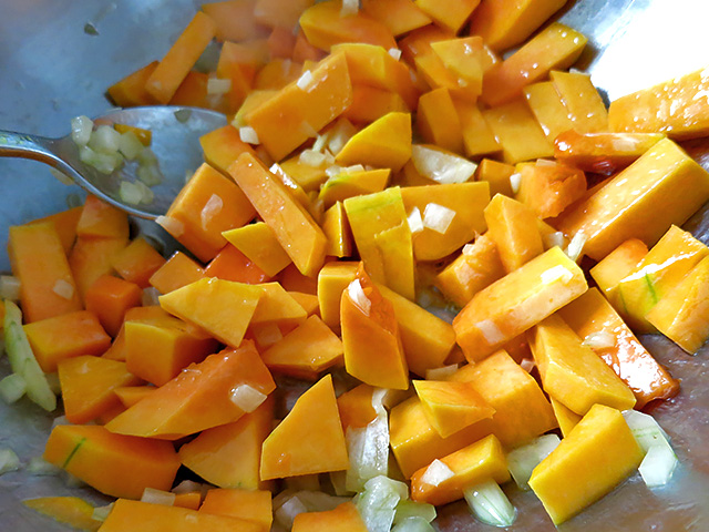 Kuerbis anschwitzen für Risotto