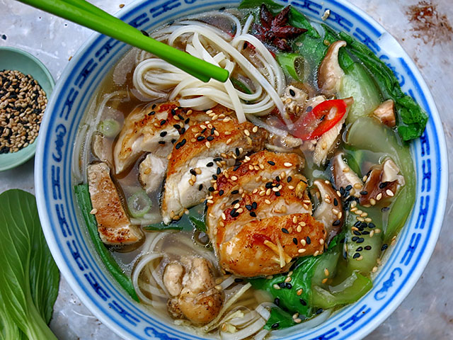 Hühner Ingwer Nudelsuppe mit Pak Choy